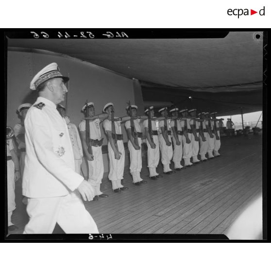 Visite du vice-amiral d'escadre Sala, commandant des forces militaires en Méditerranée à bord du croiseur la Jeanne d'Arc en Alger.