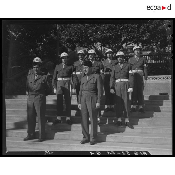 Photographies de groupe d'un détachement de police militaire en Algérie.