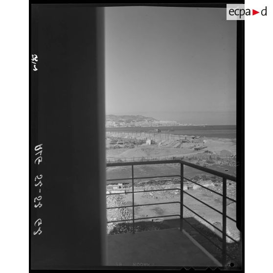 Vue sur le littoral depuis le bâtiment du service des essences à Alger.