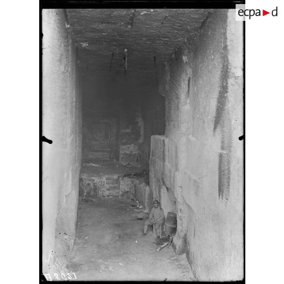 Quennevi&#xE8;res&#x20;&#x28;Oise&#x29;.&#x20;Entr&#xE9;e&#x20;int&#xE9;rieure&#x20;d&#x27;une&#x20;carri&#xE8;re&#x20;occup&#xE9;e&#x20;pendant&#x20;2&#x20;ans&#x20;1&#x2F;2&#x20;par&#x20;les&#x20;allemands.&#x20;&#x5B;l&#xE9;gende&#x20;d&#x27;origine&#x5D;