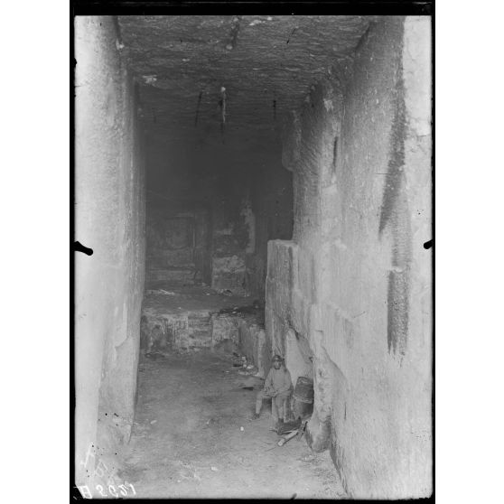 Quennevières (Oise). Entrée intérieure d'une carrière occupée pendant 2 ans 1/2 par les allemands. [légende d'origine]