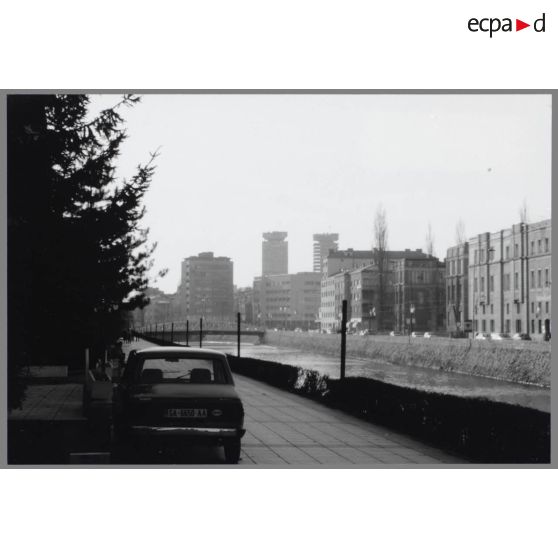 La rivière Miljacka. A l'arrière-plan le pont de Vrbanja et les tours Unis (quartier de Marindvor) - Sarajevo. [légende d'origine]