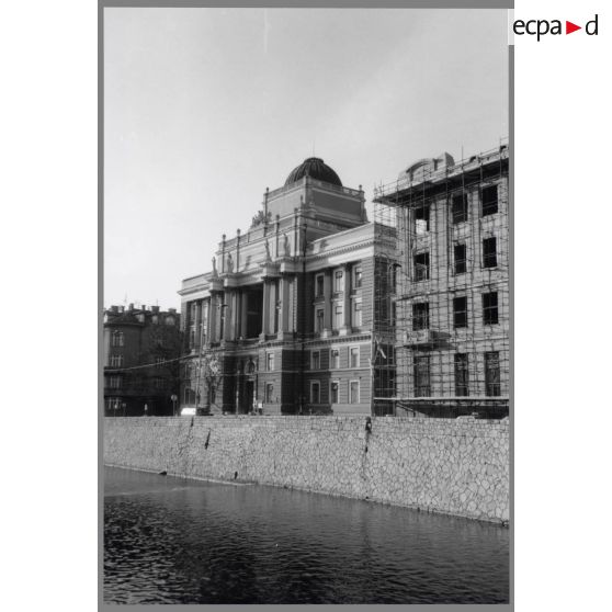 Le rectorat de Sarajevo (bâtiment d'inspiration barique). A droite, la grande poste. Au premier plan la rivière Miljacka - Sarajevo. [légende d'origine]