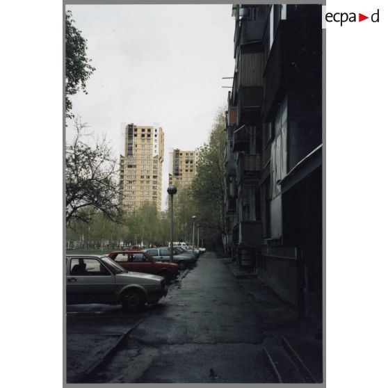 La rue Behdzeta Mutevelic, quartier de Grbavica - Sarajevo. [légende d'origine]