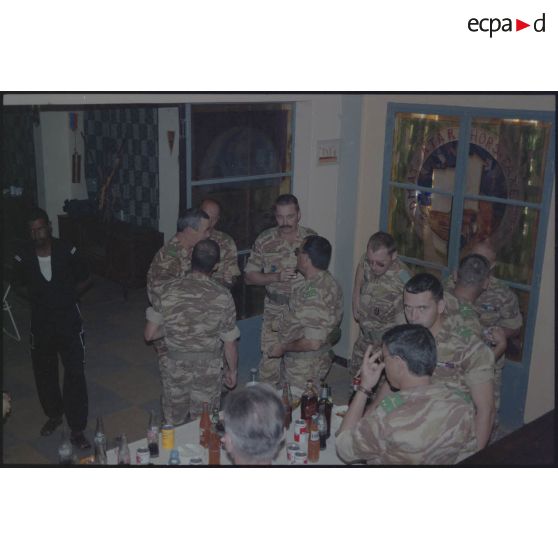 Pot de l'amitié franco-mauritanienne à la popote du DMAT d'Atar. [légende d'origine]<br>