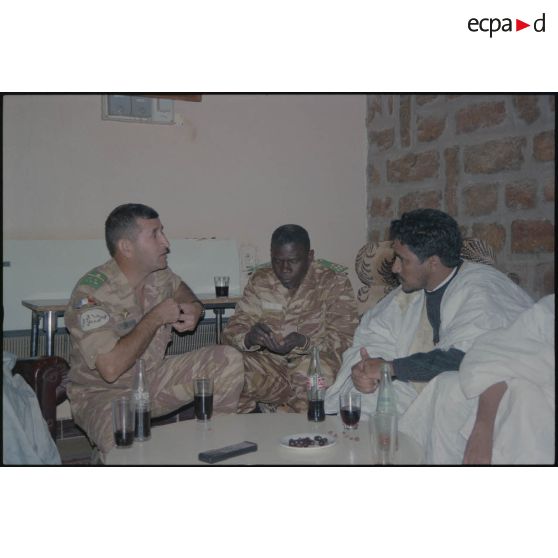 Pot de l'amitié franco-mauritanienne à la popote du DMAT d'Atar. [légende d'origine]<br>