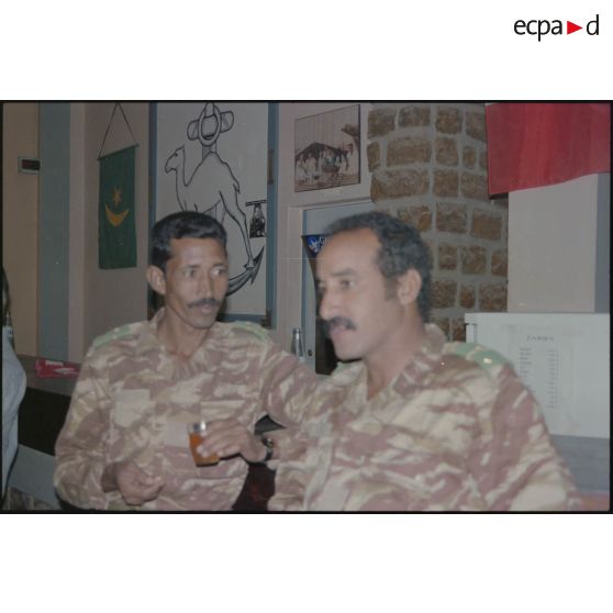 Pot de l'amitié franco-mauritanienne à la popote du DMAT d'Atar. [légende d'origine]<br>