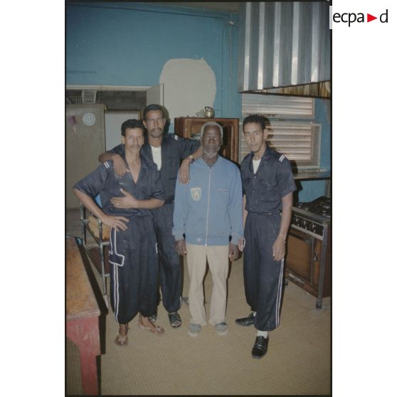 Portrait de groupe de l'équipe de cuisine de la popote du DMAT d'Atar. [légende d'origine]<br>