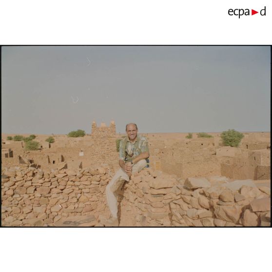 Le major Labbé pose dans les ruines de la ville ancienne de Chinguetti. [légende d'origine]<br>