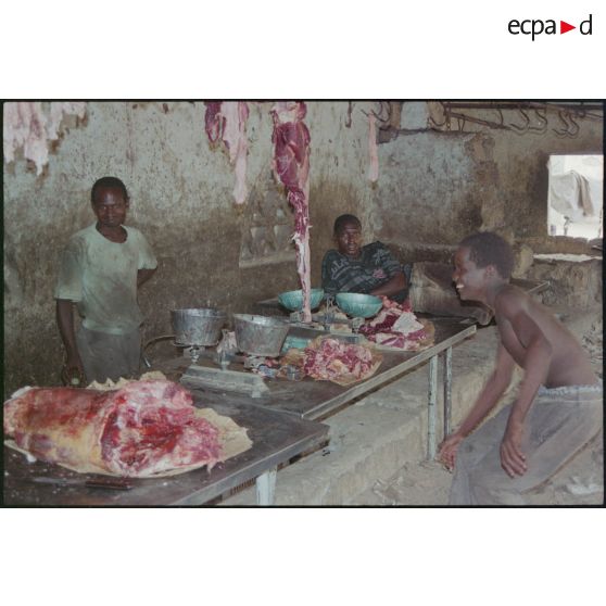 Les étals du rayon boucherie du marché d'Atar.<br>