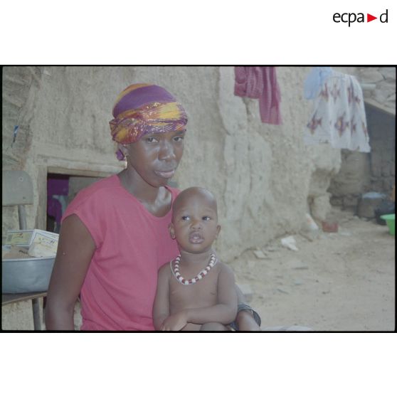 Portrait d'une femme de l'ethnie "Toucouleurs" et son enfant dans le marché d'Atar. [légende d'origine]<br>