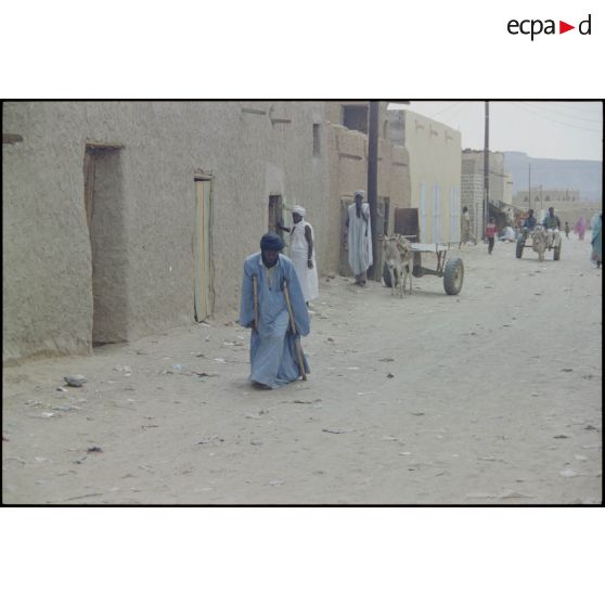 Une rue d'Atar et ses habitants. [légende d'origine]<br>