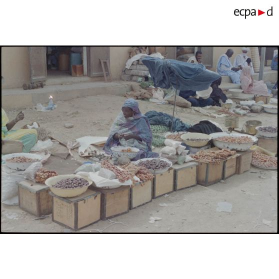 Une marchande de légumes dans les rues d'Atar. [légende d'origine]<br>