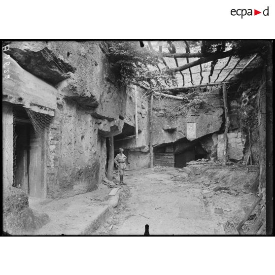 Pr&#xE8;s&#x20;Tracy-le-Val&#x20;&#x28;Oise&#x29;.&#x20;Entr&#xE9;e&#x20;d&#x27;une&#x20;carri&#xE8;re&#x20;dite&#x20;&quot;Saint&#x20;Martial&quot;,&#x20;o&#xF9;&#x20;logeaient&#x20;les&#x20;allemands.&#x20;&#x5B;l&#xE9;gende&#x20;d&#x27;origine&#x5D;