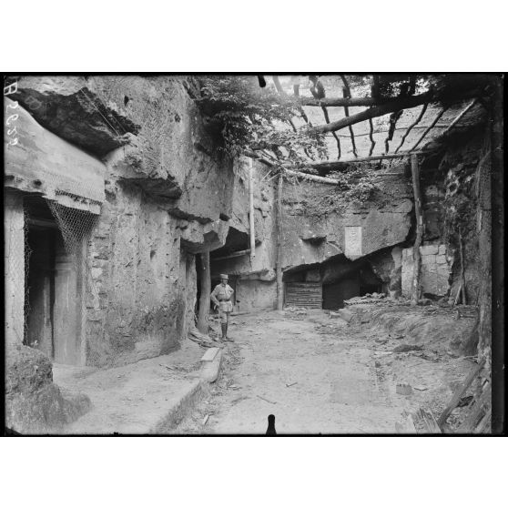 Près Tracy-le-Val (Oise). Entrée d'une carrière dite "Saint Martial", où logeaient les allemands. [légende d'origine]