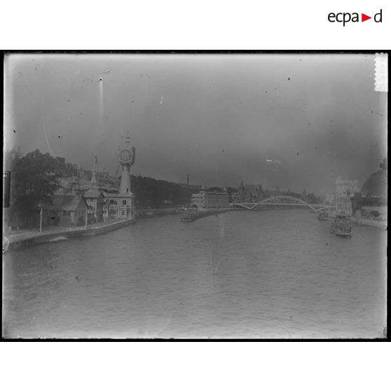 [Vue de la Seine et du phare LU, en arrière-plan la passerelle Debilly - exposition universelle, Paris 1900].<br>