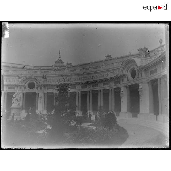 [La cour intérieure du Petit Palais à Paris].<br>