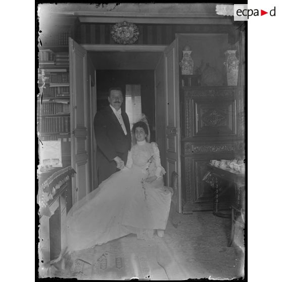 [Portrait d'un couple dans un intérieur bourgeois].<br>