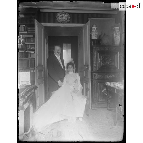 [Portrait d'un couple dans un intérieur bourgeois].<br>