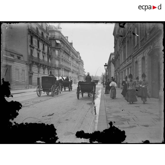 [Fiacres et passants dans une rue de Paris].