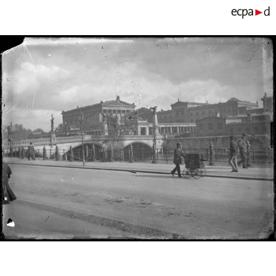 [La promenade près d'un fleuve dans une ville européenne].<br>