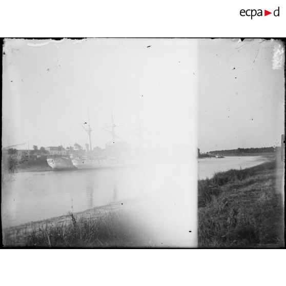 [Vue d'un port et des bâtiments].<br>