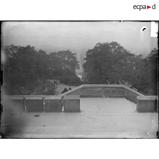 [Détail d'un escalier menant à un jardin].<br>