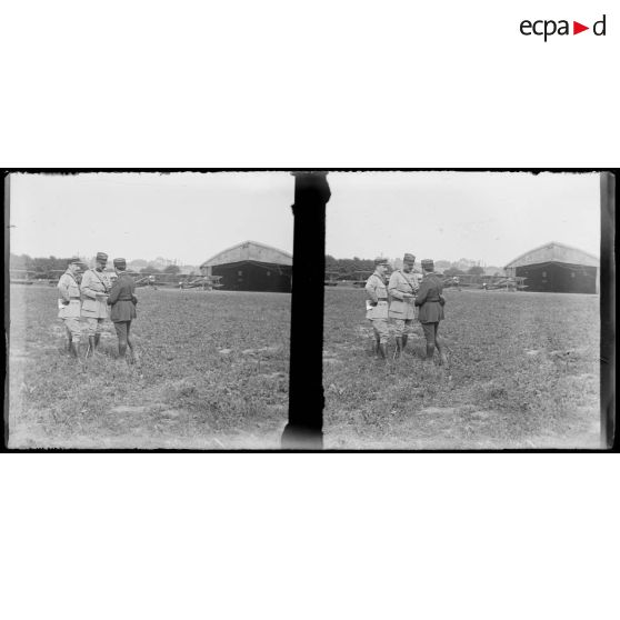 [Remise de décorations à Luc-Pupat au camp de Catigny].