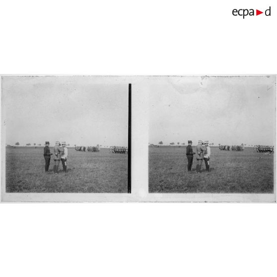 [Remise de décorations au camp de Catigny].