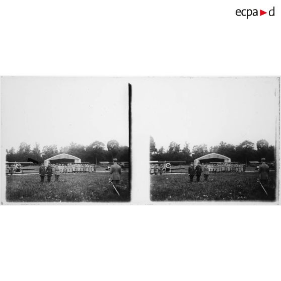 [Capitaine Luc-Pupat fait chevalier de la Légion d'honneur près du château de Bonneuil (commune d’Esmery-Hallon dans la Somme)].