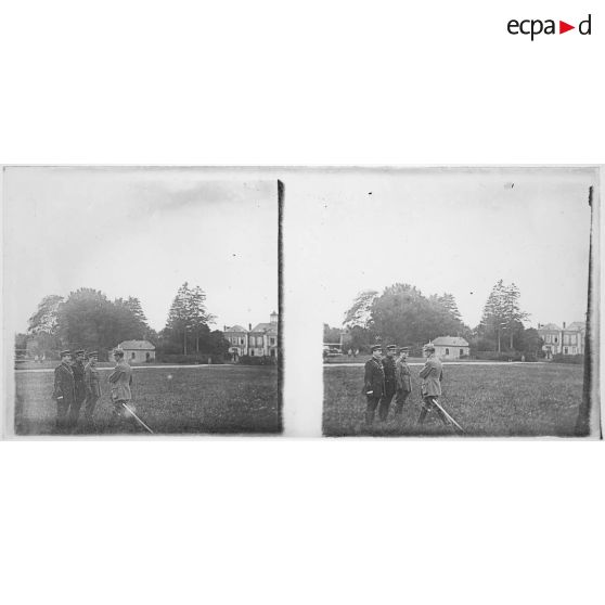 [Capitaine Luc-Pupat fait chevalier de la Légion d'honneur près du château de Bonneuil (commune d’Esmery-Hallon dans la Somme)].