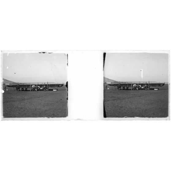 [Bimoteur Caudron ayant perdu ses roues. Losange noir intérieur blanc].