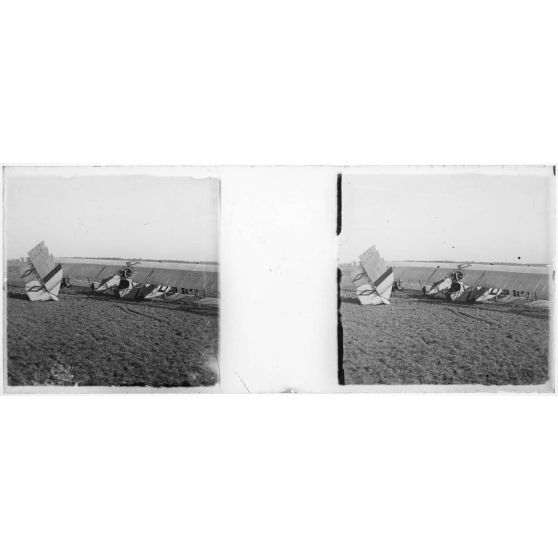 [Bimoteur Caudron ayant perdu ses roues. Losange noir intérieur blanc].