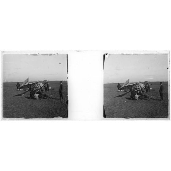 [Bimoteur Caudron ayant perdu ses roues. Losange noir intérieur blanc].