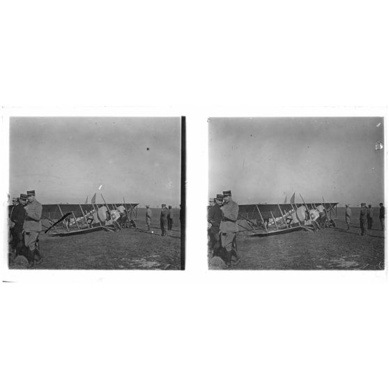 [Bimoteur Caudron ayant perdu ses roues. Losange noir intérieur blanc].