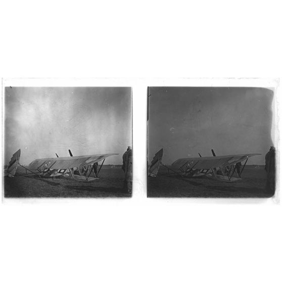 [Bimoteur Caudron ayant perdu ses roues. Losange noir intérieur blanc].