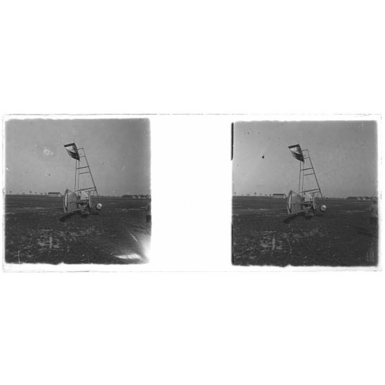 [Caudron bimoteur en pylône après capotage sur le champ d'atterrissage de Toul].