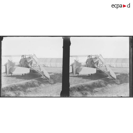 [Gaston Luc-Pupat devant un avion à l'aile cassée].