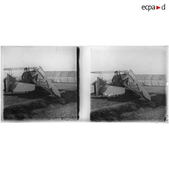 [Gaston Luc-Pupat devant un avion à l'aile cassée].