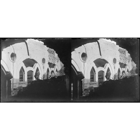 Fort de Liouville (Meuse). Dans les ruines. [légende d'origine]