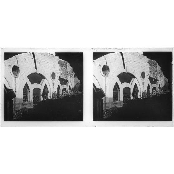 Fort de Liouville (Meuse). Dans les ruines. [légende d'origine]