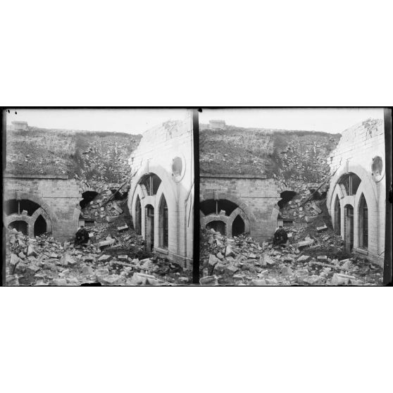 Fort de Liouville (Meuse). Dans les ruines. [légende d'origine]