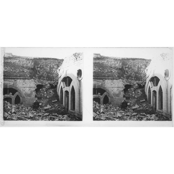 Fort de Liouville (Meuse). Dans les ruines. [légende d'origine]