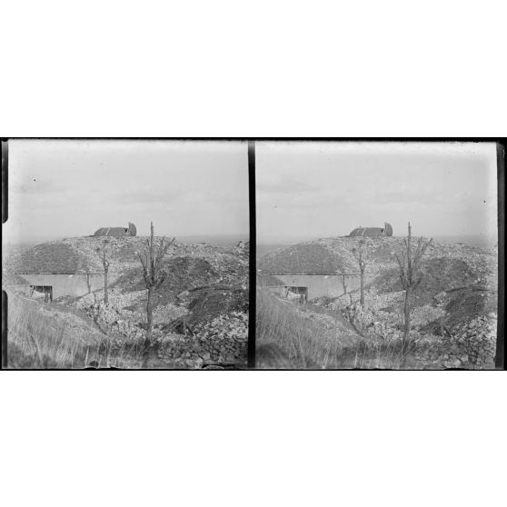 Fort de Liouville (Meuse) - dans les ruines - tourelle du canon. [légende d'origine]<br>