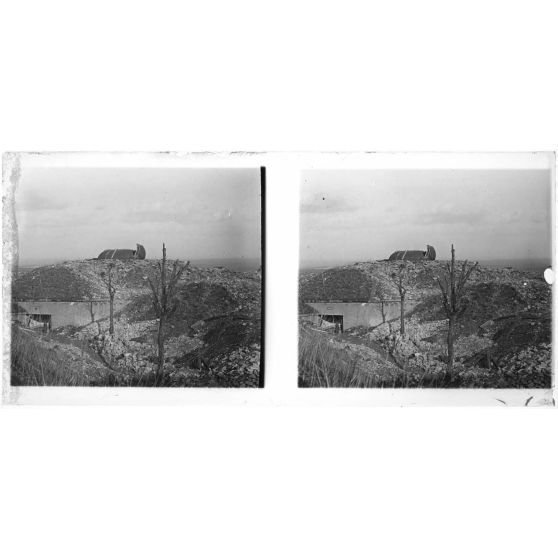 Fort de Liouville (Meuse). Dans les ruines. Tourelle du canon. [légende d'origine]