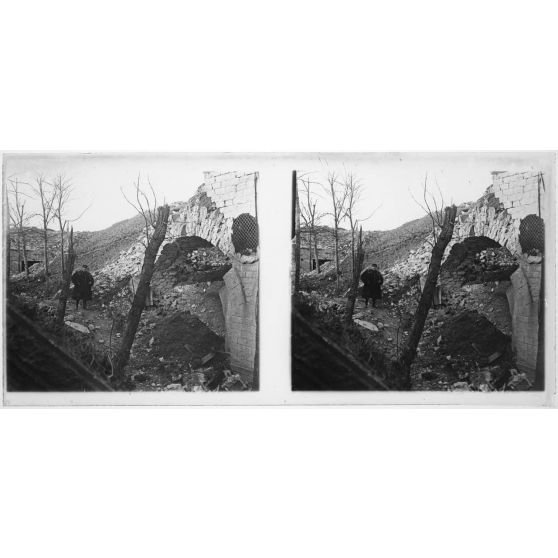 Fort de Liouville (Meuse). Dans les ruines. [légende d'origine]