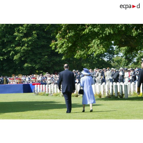 La reine d'Angleterre, Elisabeth II, et le président de la République Jacques Chirac lors de la 60e cérémonie d'anniversaire du débarquement en Normandie.