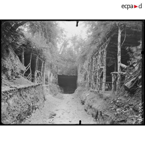 Pr&#xE8;s&#x20;Tracy-le-Val&#x20;&#x28;Oise&#x29;.&#x20;Entr&#xE9;e&#x20;d&#x27;une&#x20;carri&#xE8;re&#x20;dite&#x20;&quot;Saint&#x20;Martial&quot;,&#x20;o&#xF9;&#x20;logeaient&#x20;les&#x20;allemands.&#x20;Autre&#x20;entr&#xE9;e.&#x20;&#x5B;l&#xE9;gende&#x20;d&#x27;origine&#x5D;