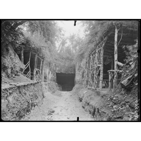 Près Tracy-le-Val (Oise). Entrée d'une carrière dite "Saint Martial", où logeaient les allemands. Autre entrée. [légende d'origine]