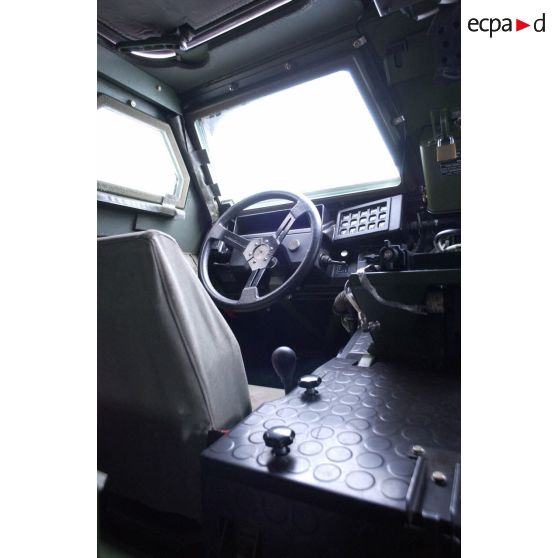 Vue intérieure d'un VBL (véhicule blindé léger) du 1er RS (régiment de spahis) de Valence.
